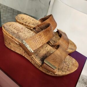Vionic Wedges Size 9 women brown and gold Worn once